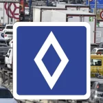 La señal diamante: multa de 200 euros por ignorar el carril reservado