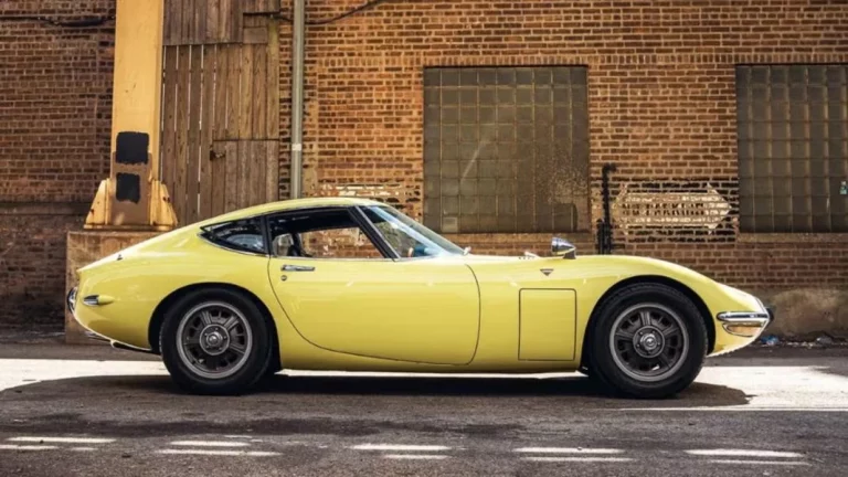 Paciencia en estado puro: Tarda 6 semanas en construirse un Toyota 2000GT a mano