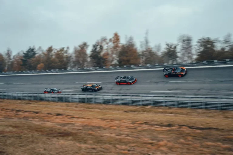 Los coches récord de Bugatti, juntos en la pista