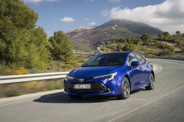 La lista de los 10 coches más vendidos entre los eléctricos, híbridos enchufables e híbridos convencionales