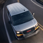 Las furgonetas Chevy Express y GMC Savana estrenan pantalla táctil en 2027: el último bastión sin multimedia cae