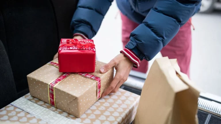 La multa de 200 euros que te van a poner por llevar así los regalos de Reyes en tu coche