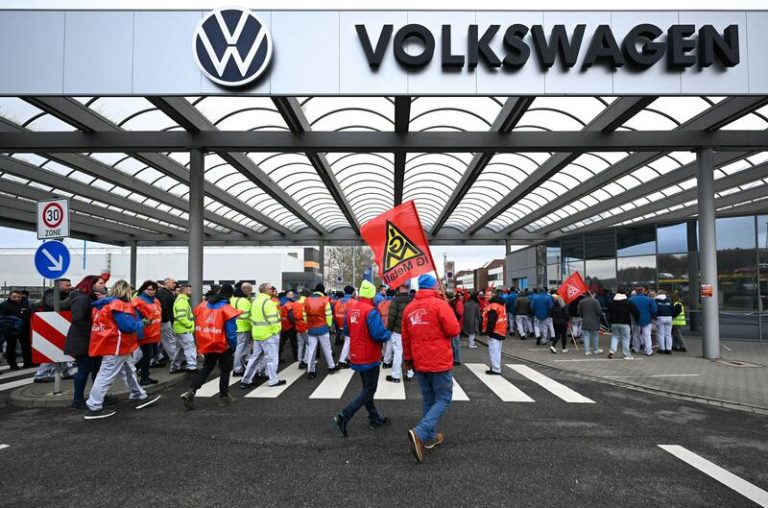 El primer día de huelga de Volkswagen en Alemania paraliza a casi 100.000 trabajadores