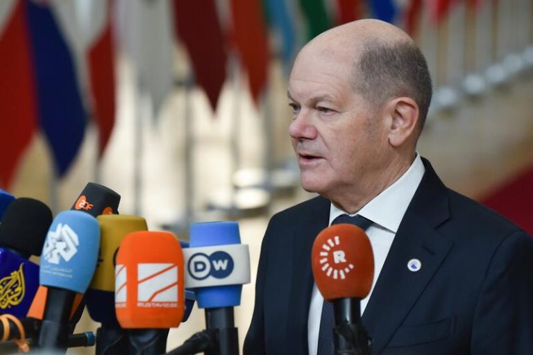 Las multas que en 2025 la UE pondrá a los fabricantes de automóviles son criticadas por Scholz