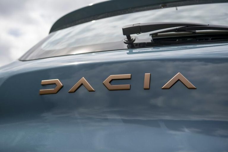 Francisco Hidalgo, director general de Dacia en España, se pronuncia sobre las ayudas para comprar coches eléctricos