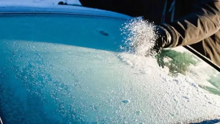 6 consejos para que el hielo desaparezca de los cristales de tu coche