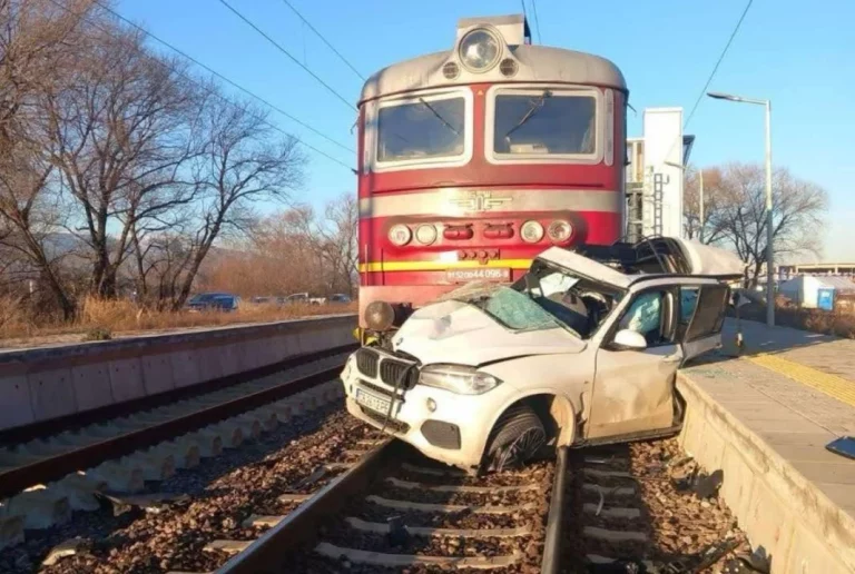 Nunca subestimes la fuerza de un tren. Aunque conduzcas un BMW X5