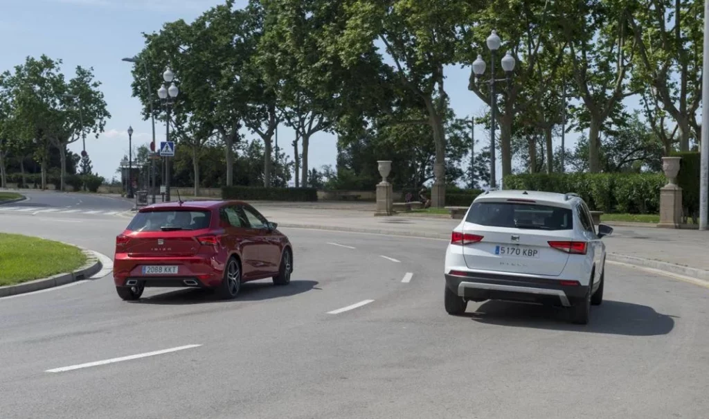 coches en una rotonda