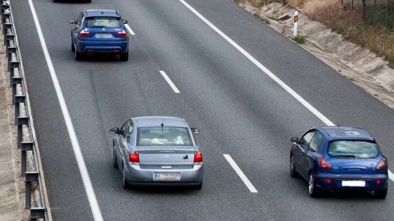 El truco definitivo para saber si te puedes cambiar de carril mientras conduces
