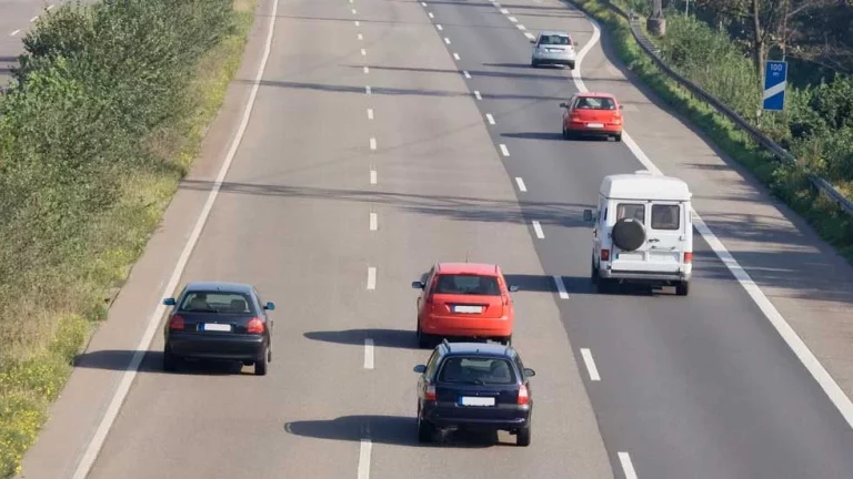 El mal estado del carril derecho pone de moda esta conducción que la Guardia Civil sanciona