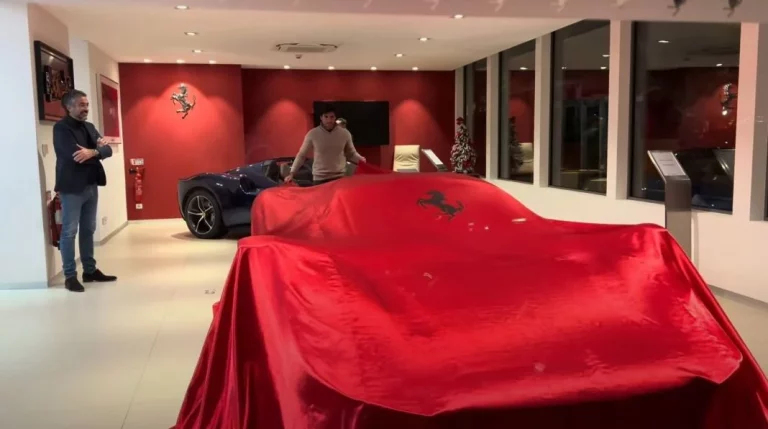 Carlos Sainz se va de Ferrari… estrenando bólido de cuatro millones de euros
