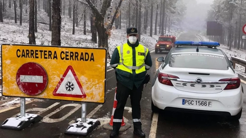 Sofía (39), técnico de emergencias: ‘Si te sorprende una nevada te gustaría llevar todo esto en el maletero de tu coche’ 21 Motor16 Carretera cerrada negro nieve Guardia Civil Motor16