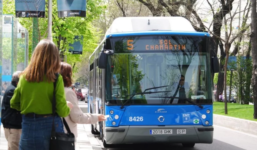 Los sénior lo tienen claro: Este es el medio de transporte que prefieren 6 Motor16 EMT autobus Madrid transporte publico Motor16