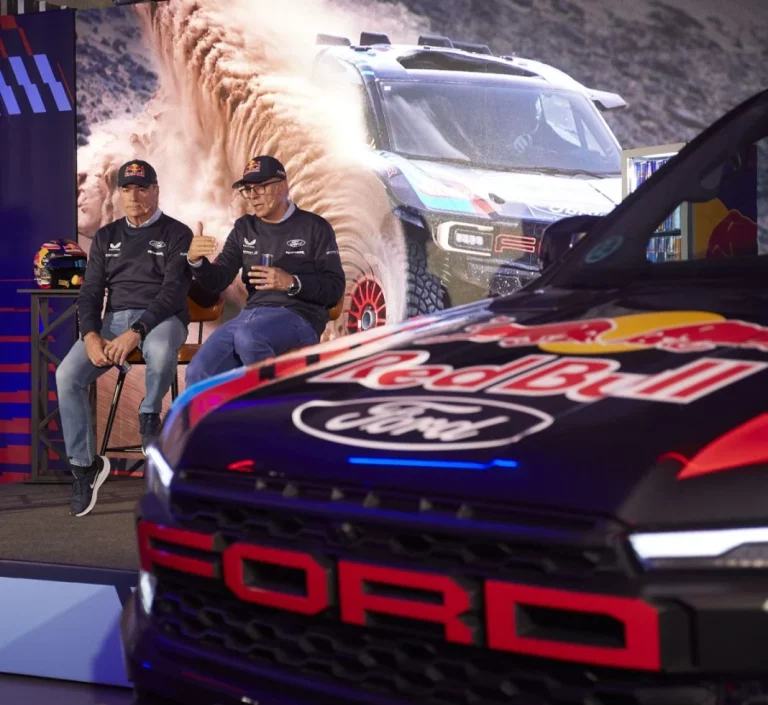 Carlos Sainz y el Ford Raptor, listos para el Dakar