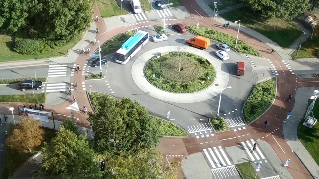 circular por una rotonda según la DGT