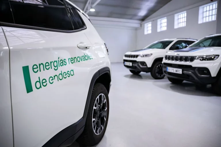 Jeep y Peugeot: Así son los 185 vehículos electrificados que Stellantis entrega a Endesa