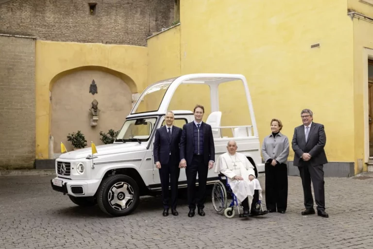 El nuevo Mercedes Clase G se convierte en el Papamóvil eléctrico