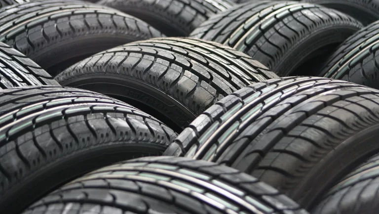 Las 10 marcas de neumáticos que la OCU no quiere que montes en tu coche