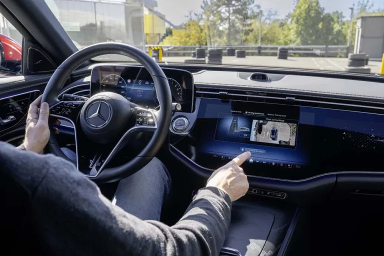 Mercedes-Benz mejora su sistema de aparcamiento automatizado