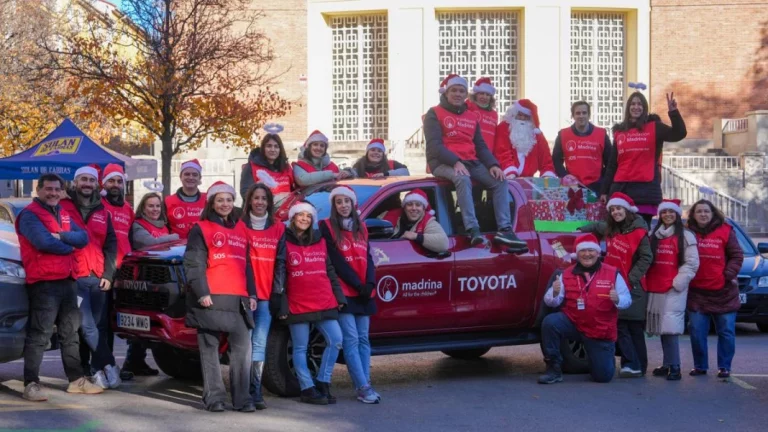 Toyota reparte regalos de Navidad