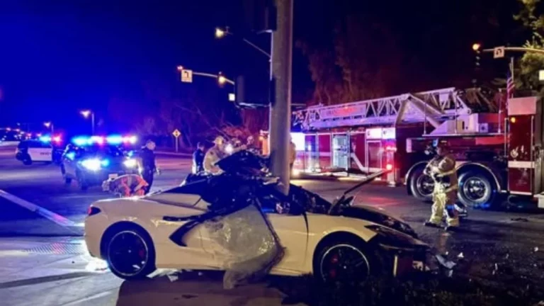 El día que el conductor de este Corvette C8 volvió a nacer: No subestimes la dureza de un poste de la luz
