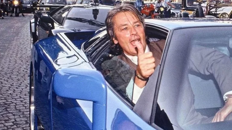 El día que Alain Delon hizo rugir su Bugatti EB110 por las calles de París