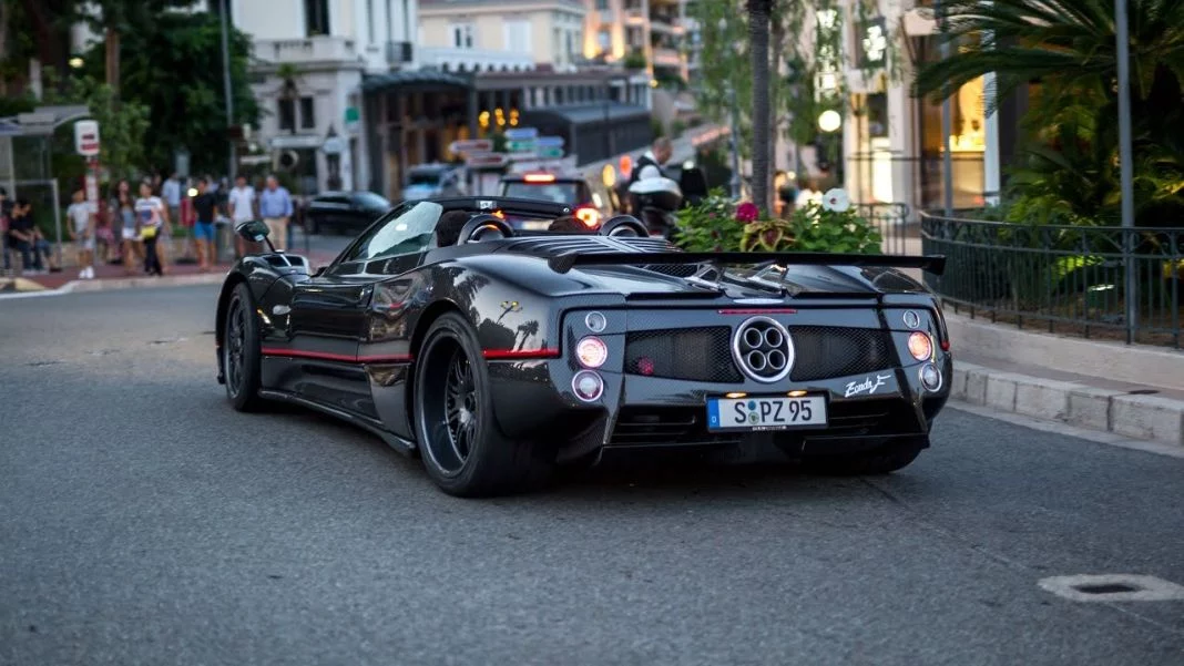 Este es el atuendo que tienes que llevar para conducir un Pagani Zonda de 17 millones