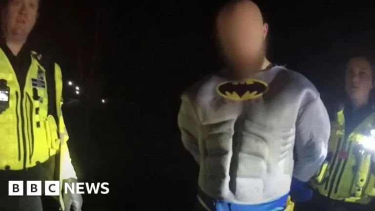 El día que la policía arrestó a Batman cuando conducía en no muy buenas condiciones