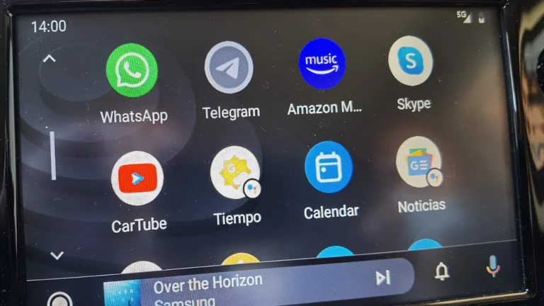 Si tu coche está equipado con Android Auto, así puedes ver vídeos incluso en marcha