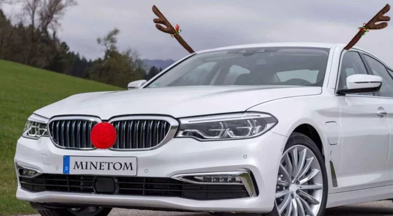 Los adornos de navidad que pones en el coche y que te pueden costar una buena multa