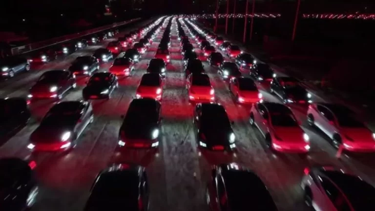 La colorida coreografía navideña que se han marcado 902 Tesla en Helsinki