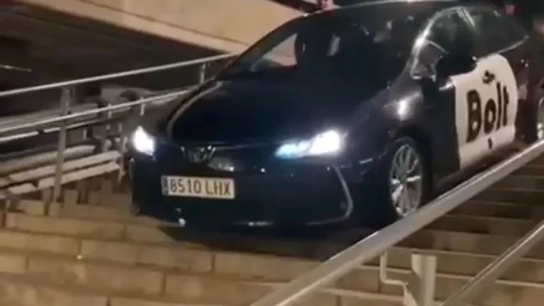 El atajo que decide coger el conductor de este VTC para llegar antes a su servicio