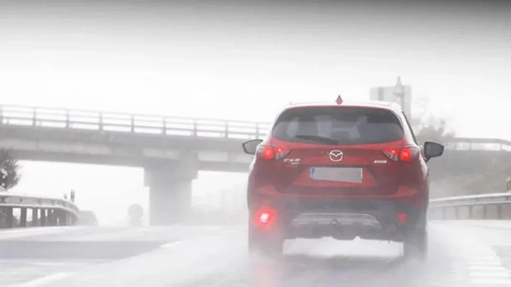 Marta (37), profesora de autoescuela: "Conduciendo con niebla es realmente complicado entender lo que hacen los conductores con las luces" 41 Motor16 ¿Cuántas luces antiniebla tiene que llevar mi coche obligatoriamente?