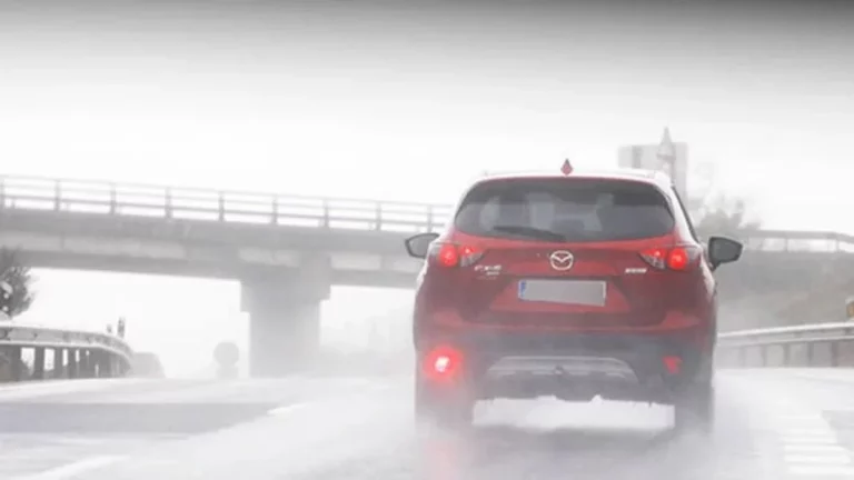 ¿Cuántas luces antiniebla tiene que llevar mi coche obligatoriamente?