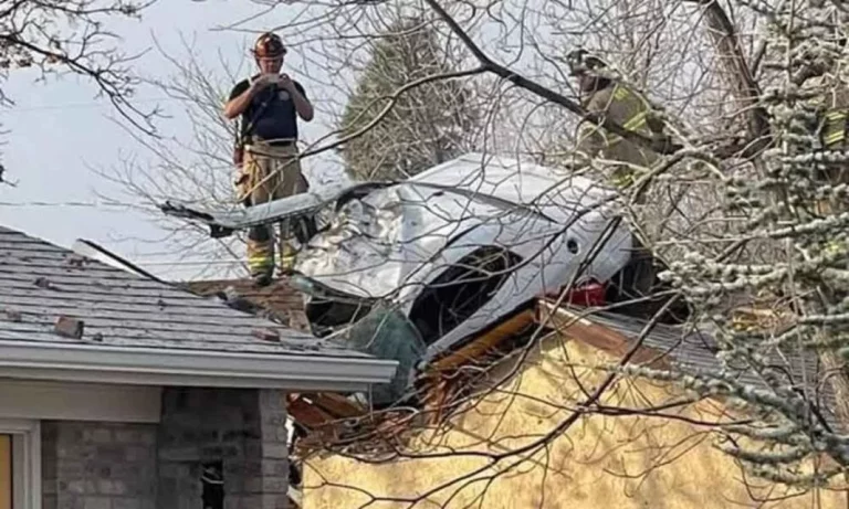  La pregunta del millón: ¿Cómo aparcó este Dodge Challenger en el tejado de esta casa?
