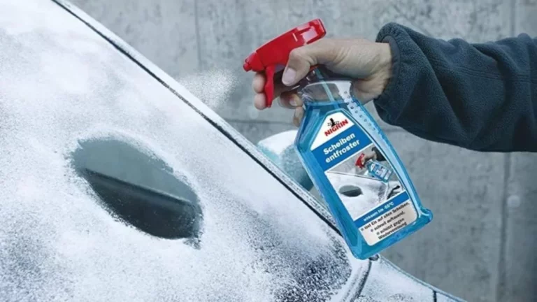 El espray para descongelar la luna de tu coche con una sonrisa en la cara
