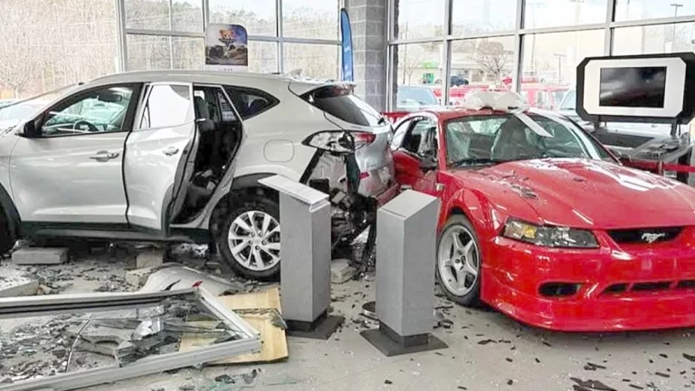 El Hyundai Tucson de 10.000 euros que ha destrozado un Ford Mustang de incalculable valor