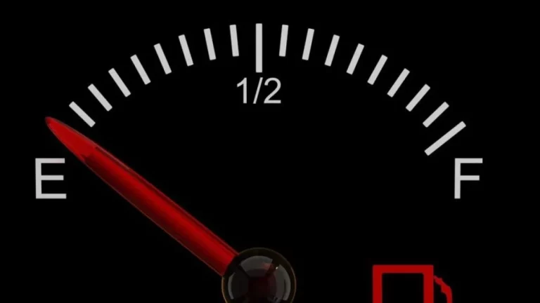 «E y F»: las letras que aparecen en indicador del combustible y pocos saben que significan