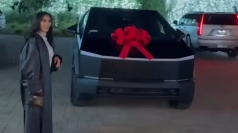 Kim Kardashian se adelanta a Papá Noel y le regala este Tesla Cybertruck a su amiga Tracy Romulus