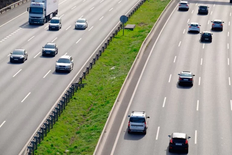 La DGT te va a multar con 200 euros si haces uno de estos ‘adelantamientos prohibidos’
