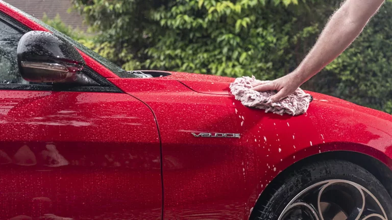 Cómo lavar tu coche como un profesional pero sin usar una gota de agua