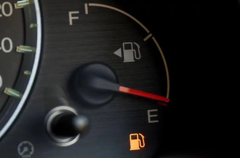 El significado real de las letras ‘E’ y ‘F’ que tiene el indicador de gasolina de tu coche