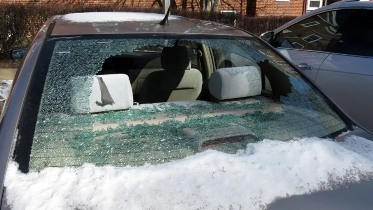 El líquido que jamás debes utilizar para quitar el hielo de la luna del coche