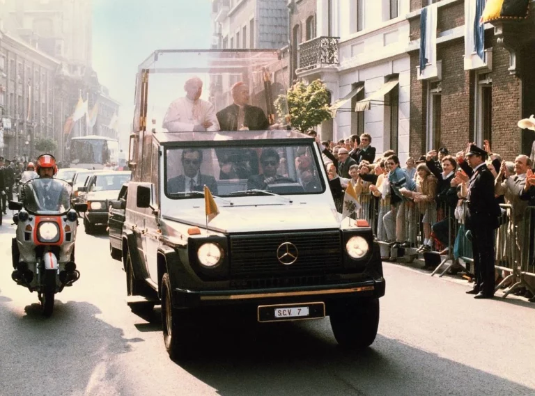 45 años de Mercedes Clase G: en 1980, Juan Pablo II estrena “papamóvil”