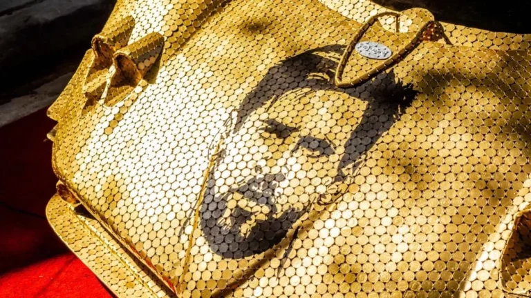 El Pagani Zonda más caro del mundo se viste con monedas de oro y luce la cara de Messi