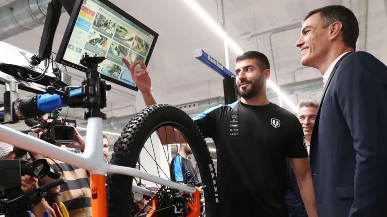 El día que Pedro Sánchez probó la bicicleta eléctrica con la que quiere que vayas a trabajar