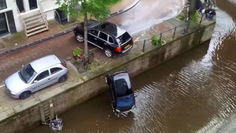 Este Porsche Cayenne te da un buen consejo sobre donde no aparcar en Ámsterdam