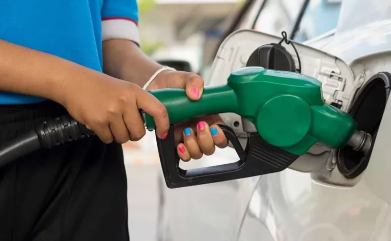 Mucho ojo al echar gasolina en tu coche o moto: La DGT te puede multar en el momento