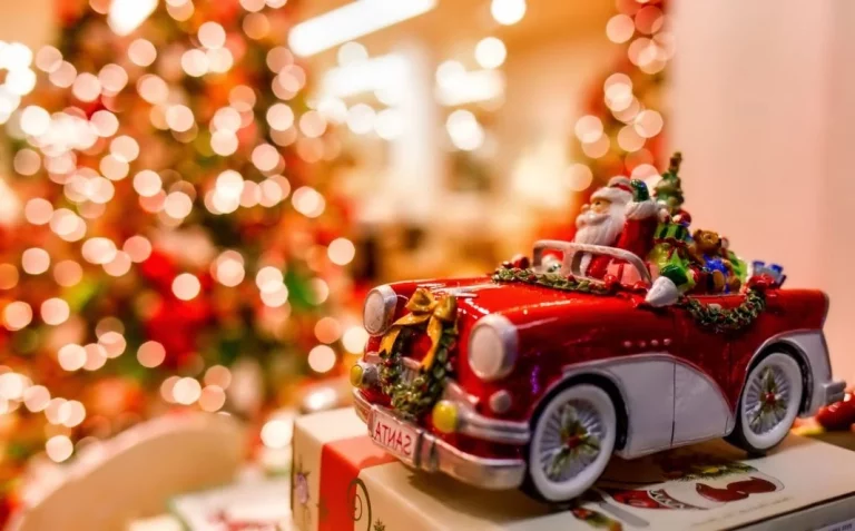 Las multas de hasta 6.000 euros que la DGT pone a quienes ensalcen su espíritu navideño en el coche