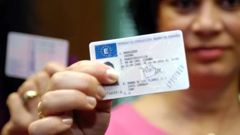 Este es el carnet de conducir más barato que puedes conseguir: cuesta solo 10,51 euros, pero tiene algunos ‘peros’ que deberías conocer